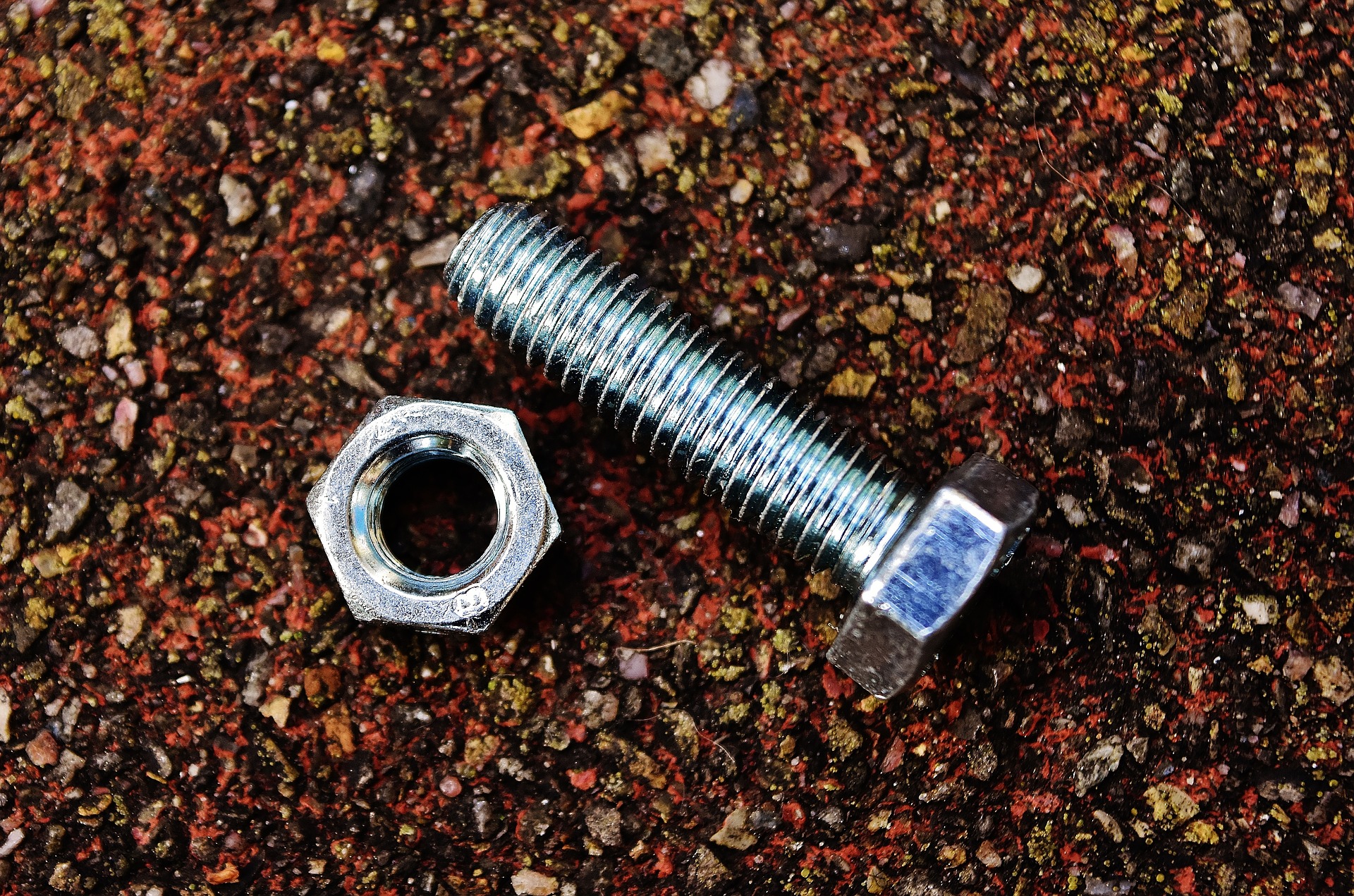 <p>Photo of a nut and a bolt.</p>
