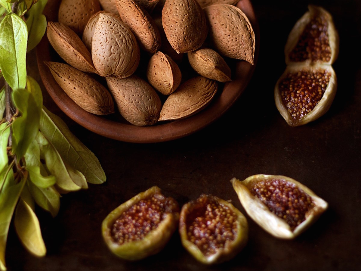 <p>Bowl of figs and almonds.</p>
