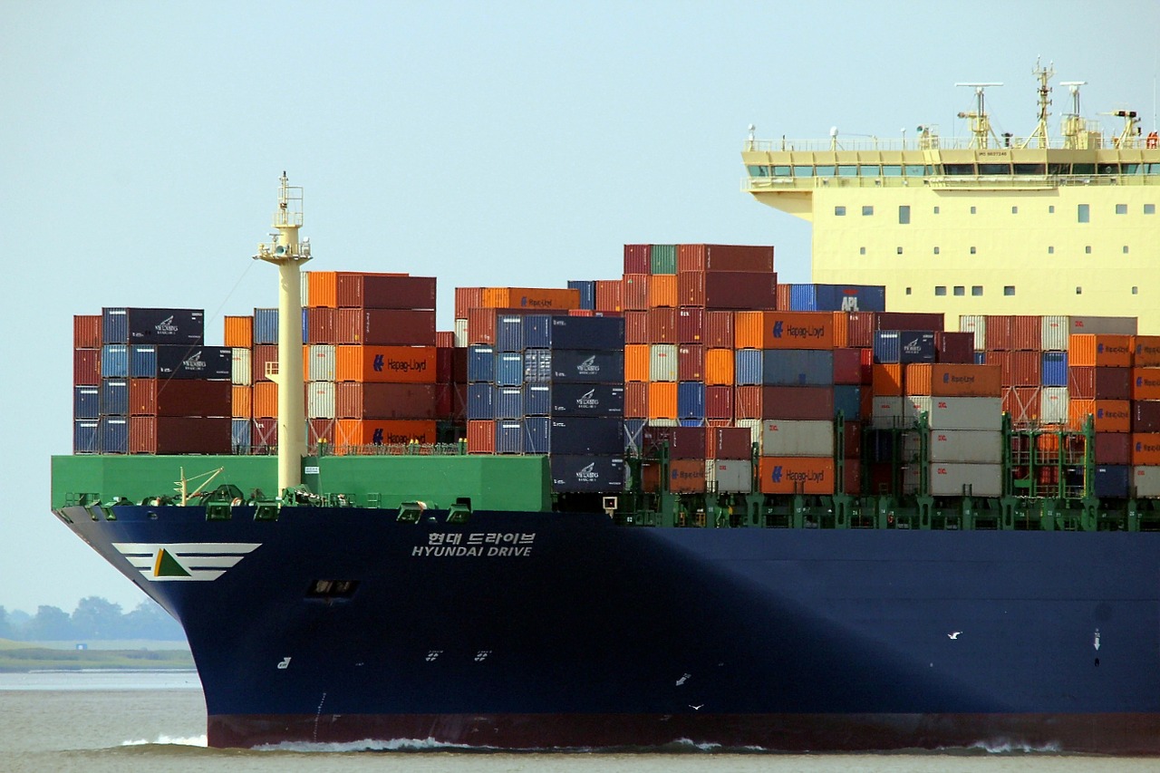 <p>A ship carrying cargo containers.</p>
