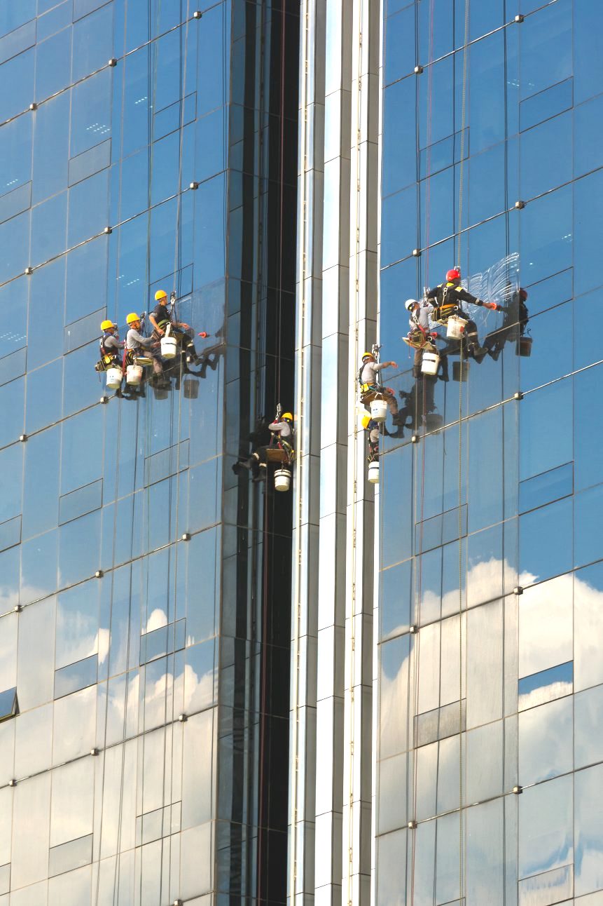 <p>Photo of window washers on a building.</p>
