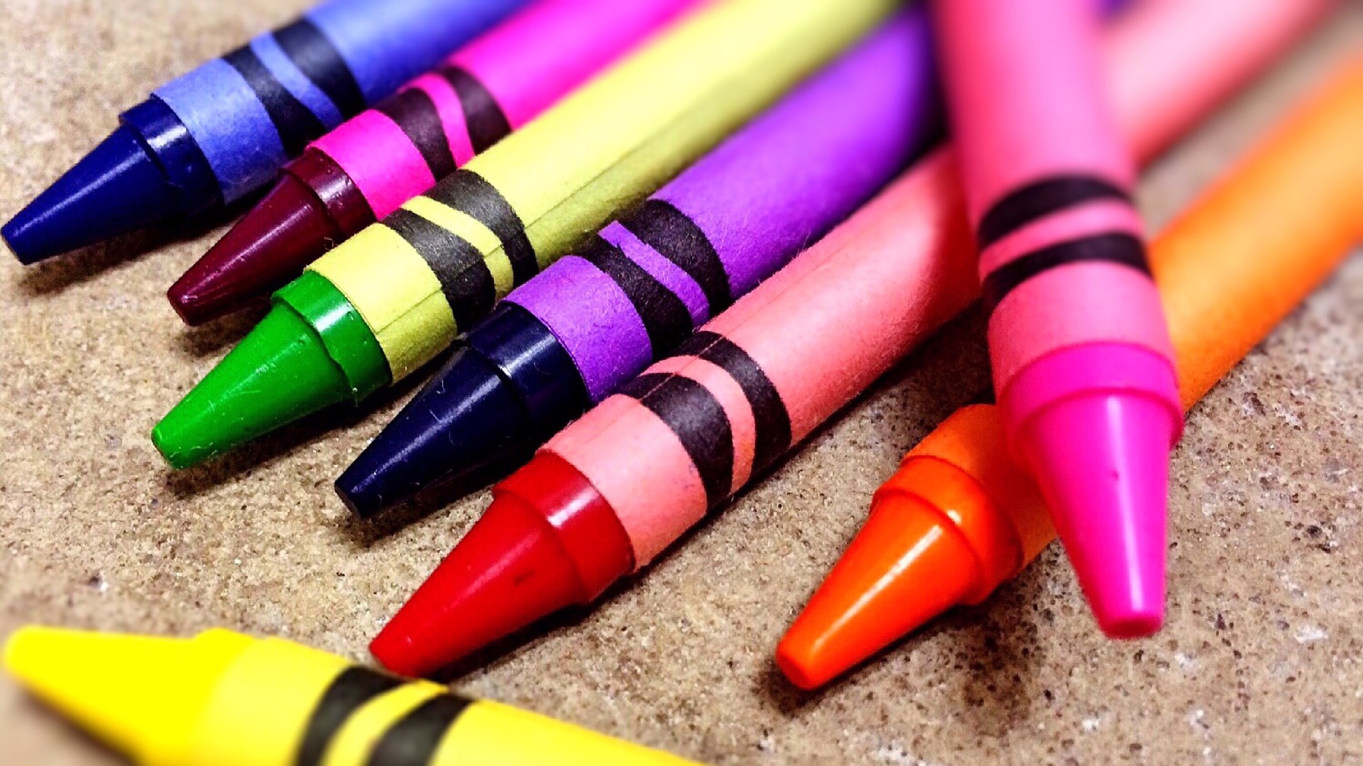 <p>Photo of an assortment of crayons</p>
