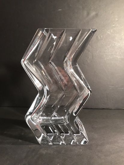<p>Photograph of a zig zag crystal vase </p>

