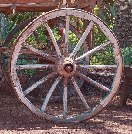 <p>A photo of an old wagon wheel</p>
