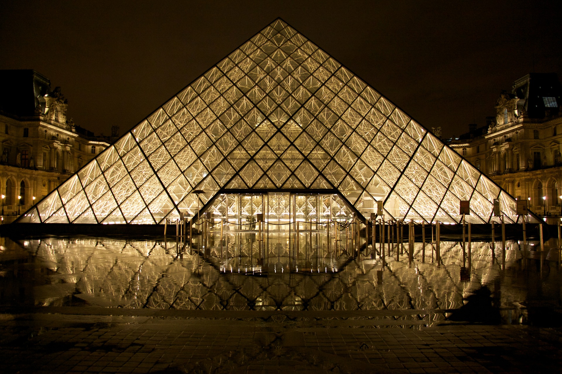<p>Photo of the Louvre Pyramid.</p>
